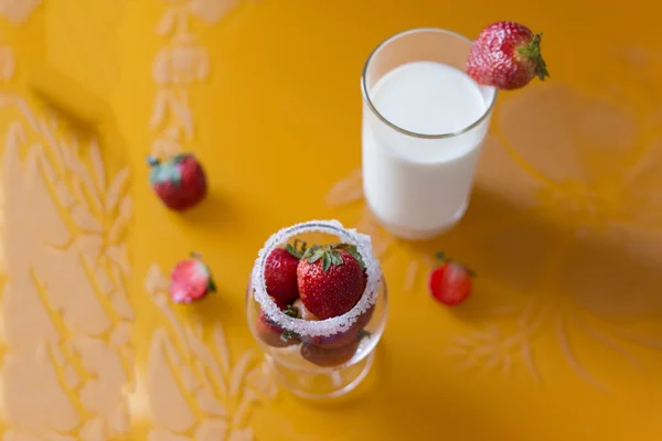Fragola in un bicchiere di latte colazione frutta — Foto Stock